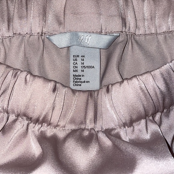 H&M Off the Shoulder Top - Picture 3 of 4